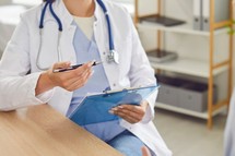 Koniec z dzwonieniem po przychodniach. Od 1 lipca 2026 r. jedna kolejka dla wszystkich