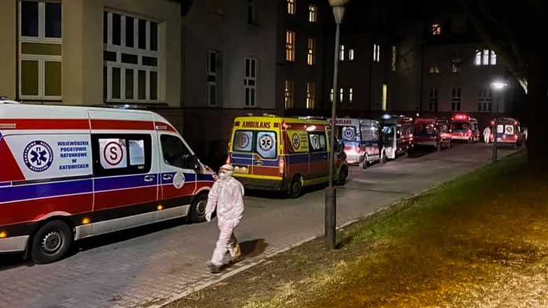 Koronawirus: Sznur karetek przed szpitalem w Zabrzu
