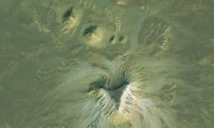 Trougaoni plato i četiri brežuljka piramidalnog oblika