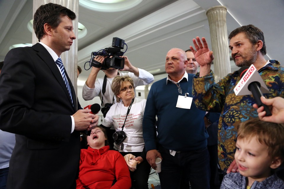 Rzecznik Praw Dziecka Marek Michalak spotkał się z rodzicami i opiekunami niepełnosprawnych dzieci, którzy prowadzš protest okupacyjny w Sejmie. fot. PAP/Tomasz Gzell