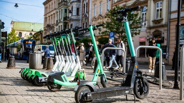 Niewłaściwie zaparkowane pojazdy stwarzają niebezpieczeństwo dla innych użytkowników dróg czy chodników albo wręcz uniemożliwiają przejście czy przejazd.