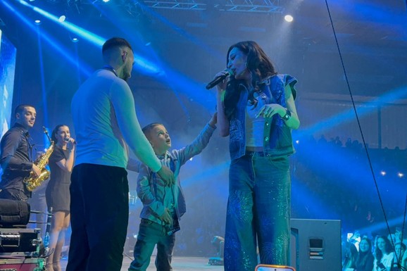 CECA SE NA KONCERTU U JAGODINI OBRATILA PORODICI POKOJNOG PALME Ovu pesmu mu je posvetila, a evo zašto je unuk Željko sve vreme VUKAO ZA RUKAV na bini (VIDEO)