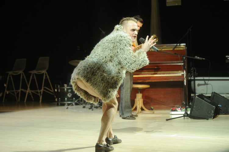 Piotr Rogucki na scenie Teatru Rozmaitości