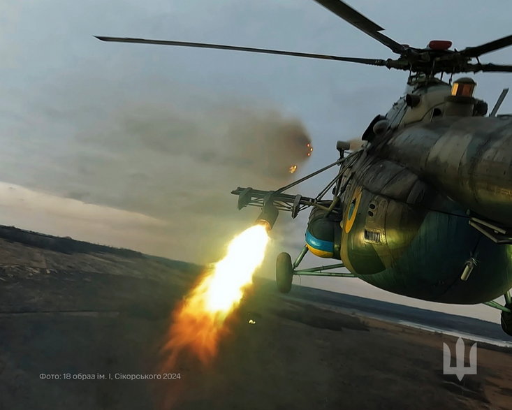 Ukraiński śmigłowiec wojskowy Mi-8 ostrzeliwuje rosyjskie pozycje salwą rakiet niekierowanych