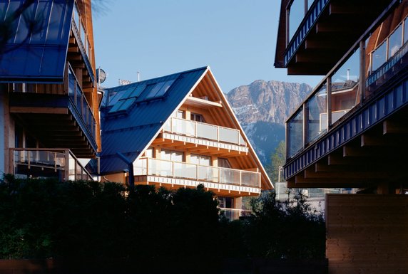 Zakopane, nowe apartamentowce Royal Resort przy ulicy Goszczyńskiego, fotografia Błażeja Pindora z cyklu Nowe Zakopane, 2022, © dzięki uprzejmości Muzeum Tatrzańskiego