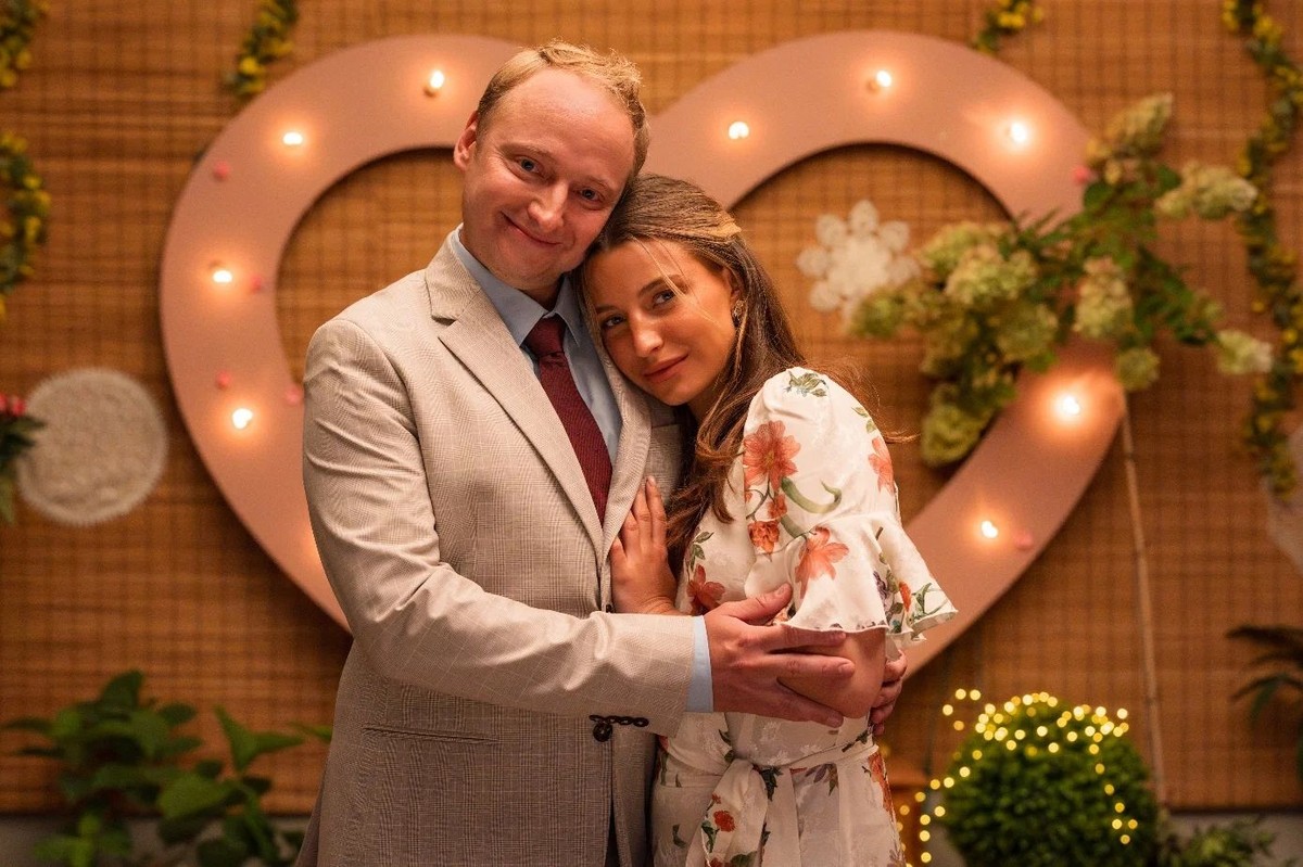 Gwiazdy komedii "Dalej jazda 2", Bartłomiej Firlet i Julia Wieniawa