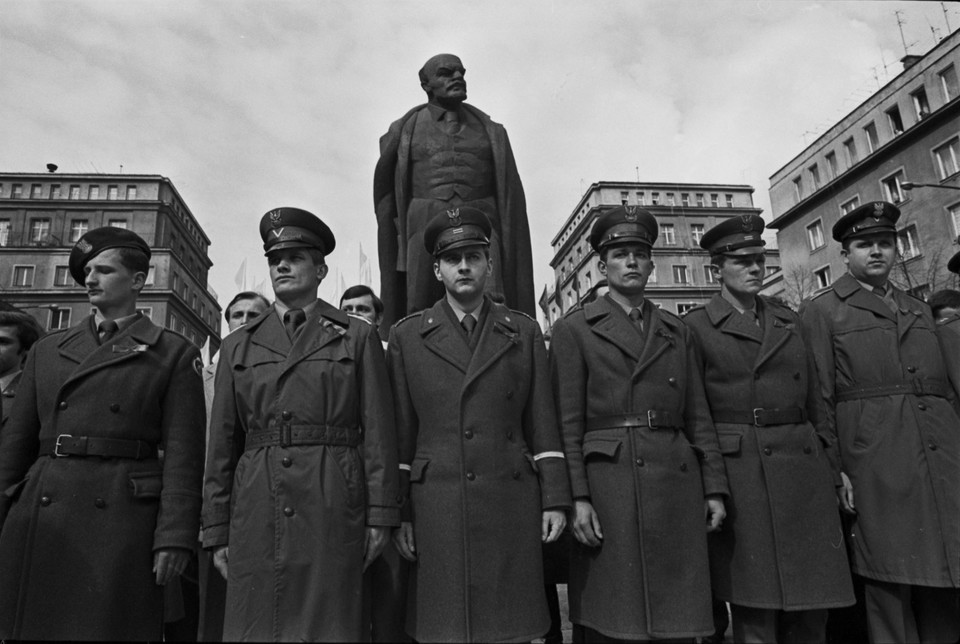 Pomnik Włodzimierza Lenina w alei Róż w Nowej Hucie, rok 1978