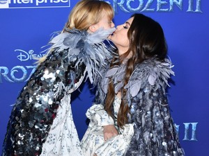 Amikor nincs aranyosabb: Selena Gomez kishúgával a vörös szőnyegen, ugyanolyan ruhában