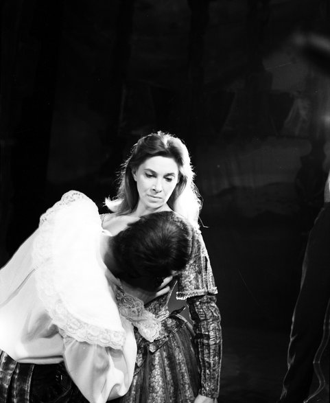 Adam Hanuszkiewicz i Wiesława Mazurkiewicz w spektaklu "Don Juan" w Teatrze Powszechnym w Warszawie (1965)