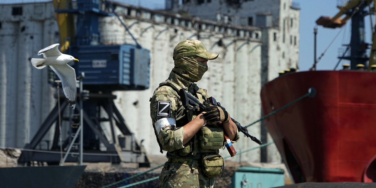 Rosyjski żołnierz na terenie portu morskiego w Mariupolu. 12 czerwca 2022 r.