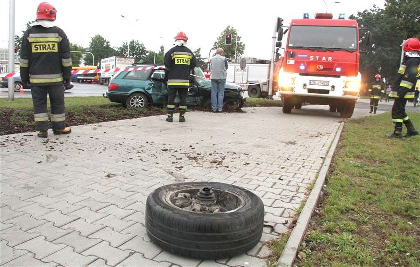 Wjechał w kolumnę policji. Są ranni