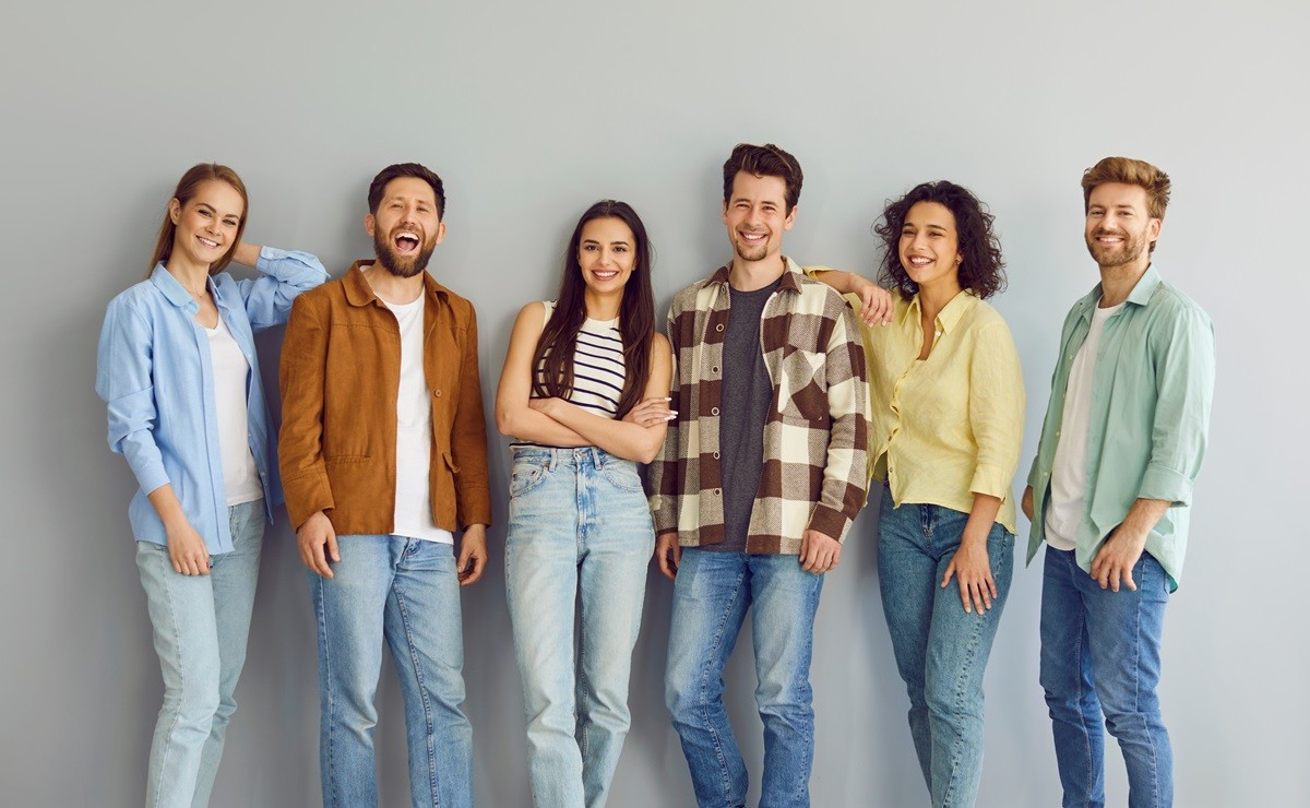 Ludzie ustawieni obok siebie