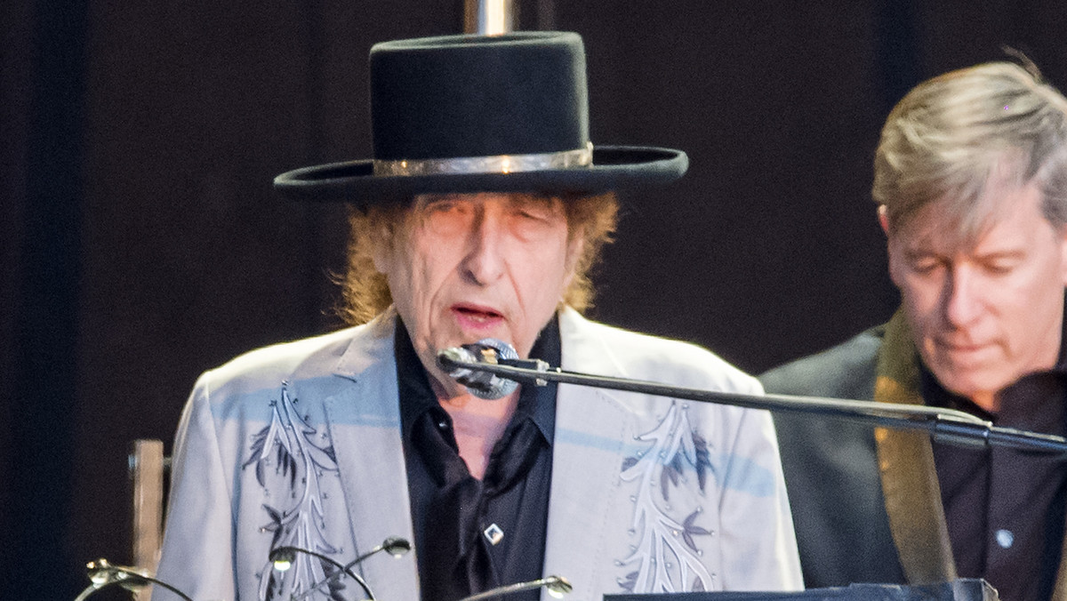 W nadawanym na żywo programie śniadaniowym "Australia’s Today" podano informację o tym, że Bob Dylan nie żyje. Zanim przywrócono go do żywych, minęło 30 minut. Stacja przeprosiła. "Przepraszamy za nieporozumienie" - powiedział prowadzący show. 