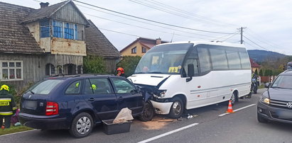 Groźny wypadek w Faściszowej!  Czołowe zderzenie z busem przewożącym dzieci