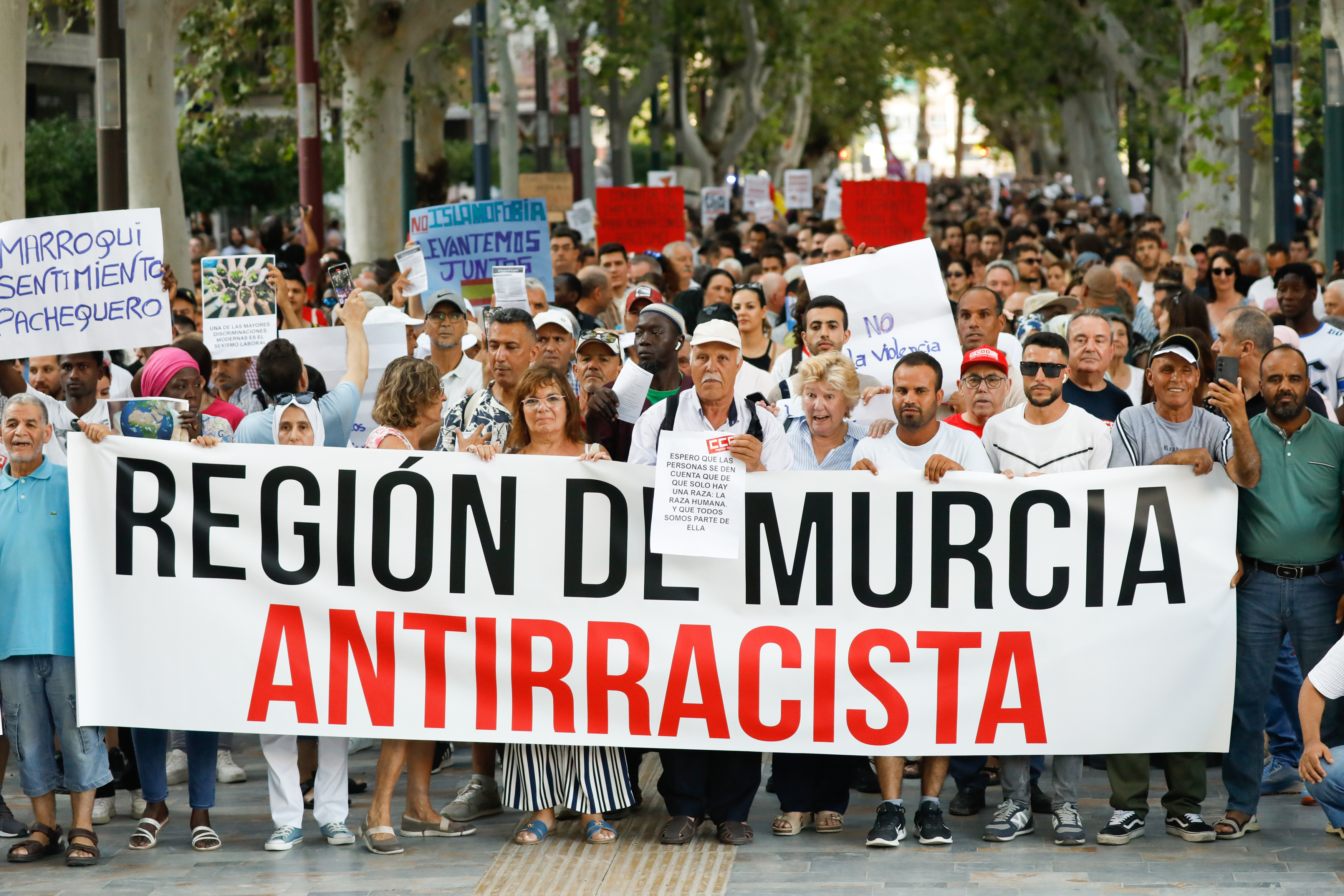 Miles marchan en Murcia contra racismo tras altercados