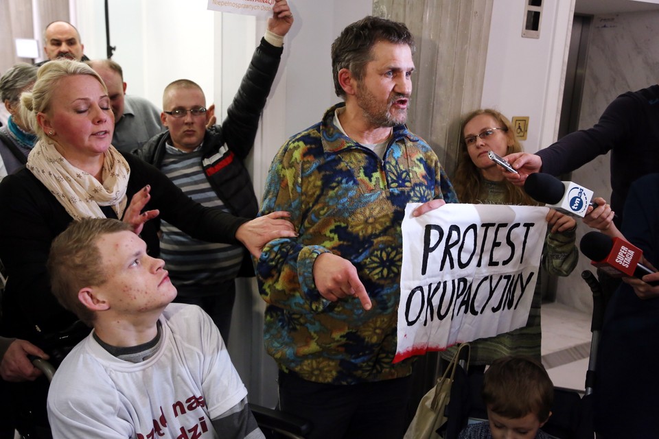 Rzecznik Praw Dziecka Marek Michalak spotkał się z rodzicami i opiekunami niepełnosprawnych dzieci, którzy prowadzš protest okupacyjny w Sejmie. fot. PAP/Tomasz Gzel