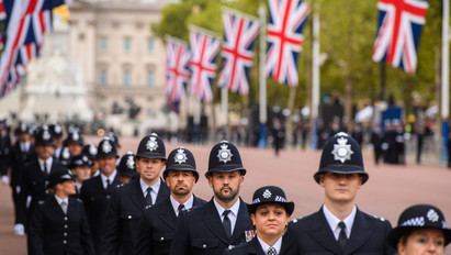 Elájult egy rendőr II. Erzsébet királynő temetésén, hordágyon kellett elvinni – videó