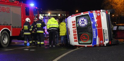 Groźny wypadek przy szpitalu. Ranni ratownicy