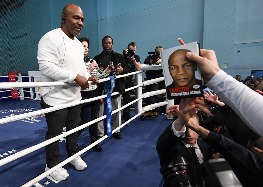 Mike Tyson zmierzy się z Royem Jonesem Jr.