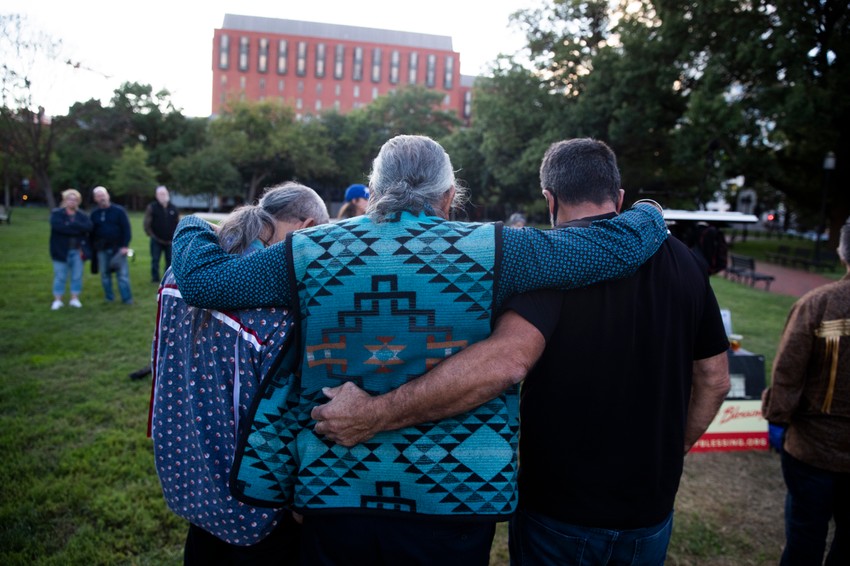 Trampove pristalice mole se za njegovo zdravlje u Lafajet parku prekoputa Bele kuće