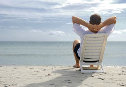 Świadczenia urlopowe. Ile pieniędzy dla nauczyciela, a ile dla pracownika „korpo”?