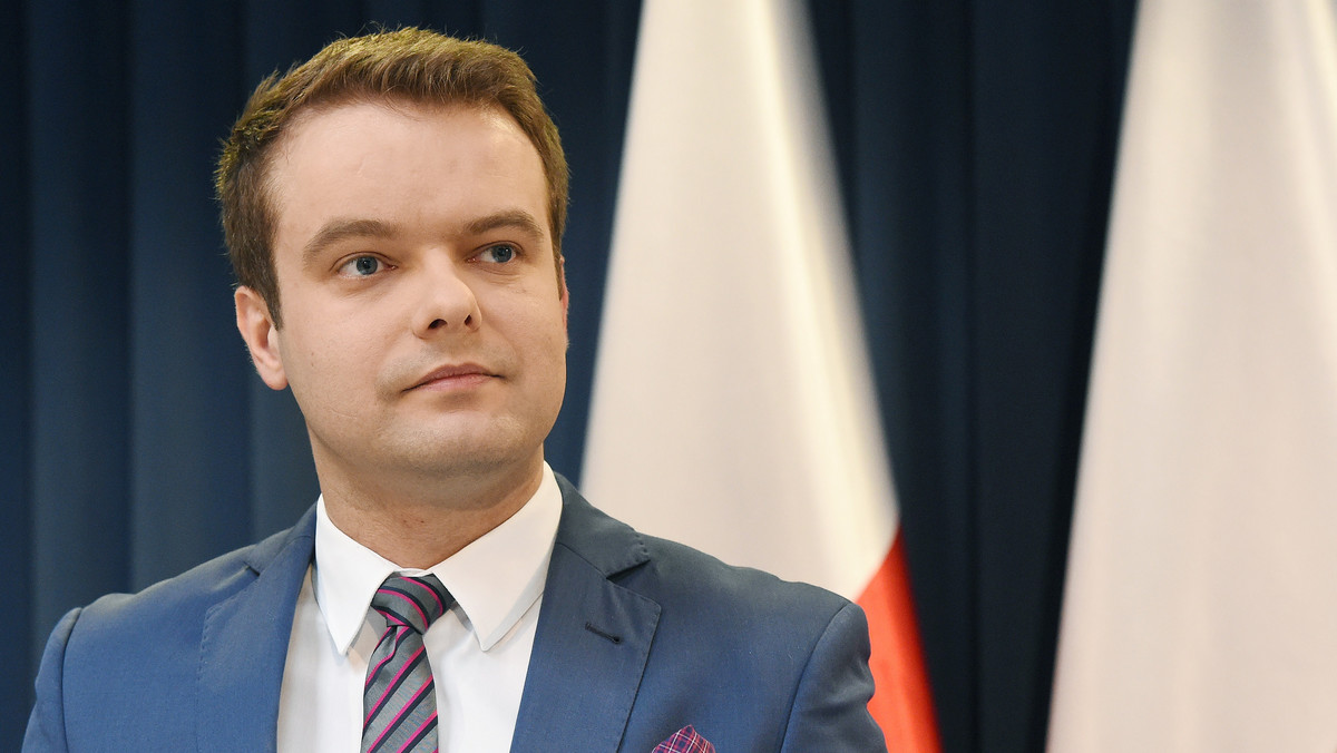 Stanowisko rządu w sprawie projektu zakazu handlu w niedzielę zostanie przedstawione na Komitecie Stałym Rady Ministrów najpóźniej w przyszły czwartek - zapowiedział rzecznik rządu Rafał Bochenek. Dodał, że "zręb stanowiska jest już gotowy".