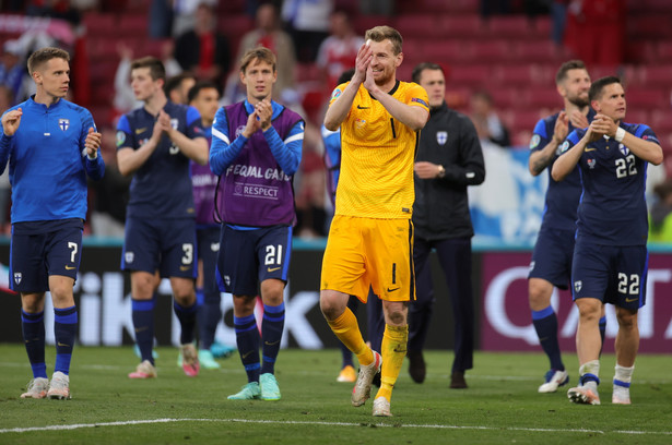 Bramkarz Finlandii Lukas Hradecky (C) i inni fińscy piłkarze po spotkaniu z Danią
