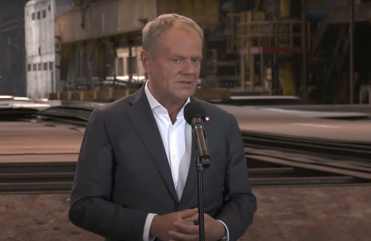 Donald Tusk chce ratować huty. "Będziemy kupowali to, co jest potrzebne polskiej armii"