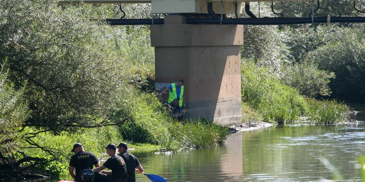 Strażacy z policjantami wyławiają szczątki nurka 