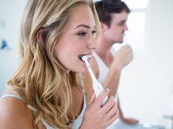 Przed śniadaniem lepiej niż po?! Mało znane fakty i popularne mity na temat mycia zębów