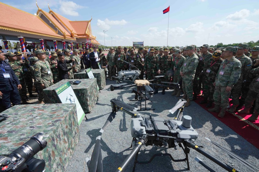 Robotski pas na zajedničkim vojnim vežbama Kine i Kambodže u selu Svaj Čok u provinciji Kampong Čang 16. maja