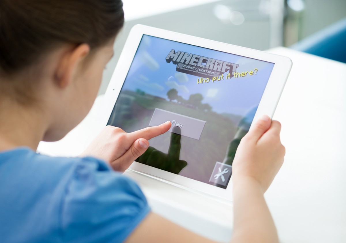 Minecraft. Gra jakich wiele. Jeszcze bardziej niewinnie wygląda, bo z siermiężną grafiką z czasów Amigi i Commodore, jest reliktem w świecie coraz bardziej oszałamiających wizualnie gier.