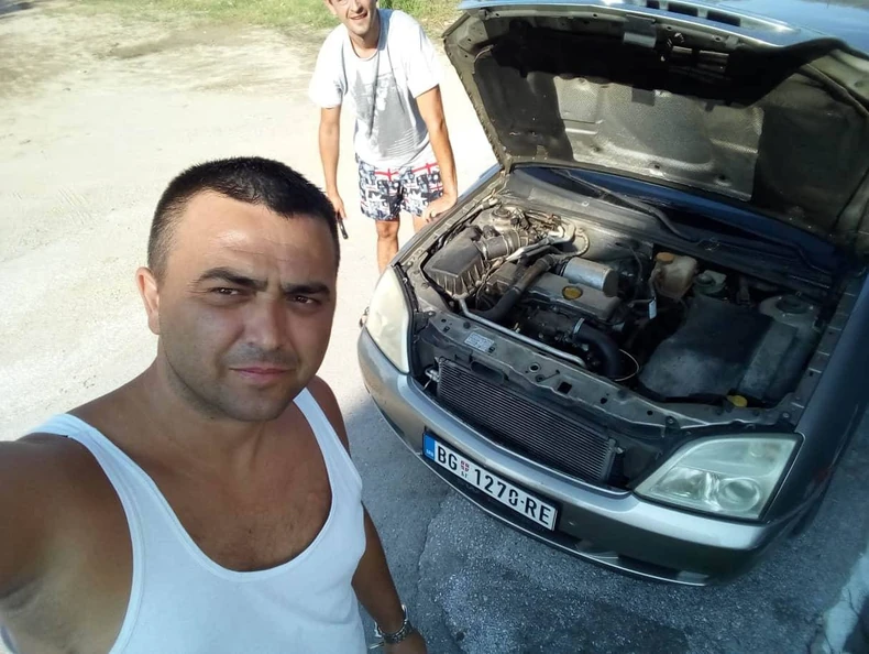 Aleksandar Andrić posle popravke automobila Beograđanina
