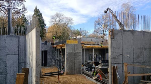 Budowla ma mieć dwie kondygnacje, dzięki temu zwierzęta będzie można oglądać także zimą. Na zimowe chłody przewidziano dla makaków japońskich basen z podgrzewaną wodą