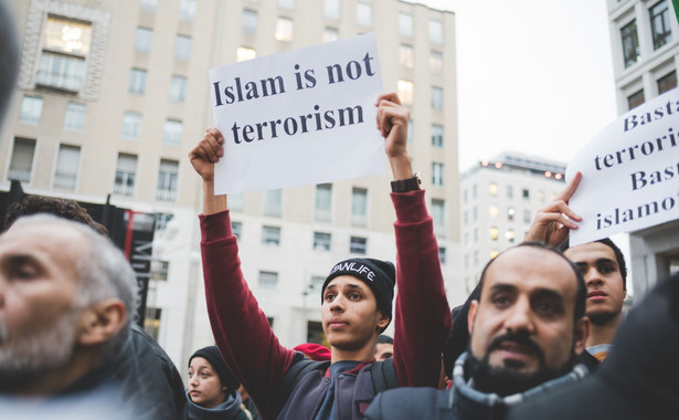 Manifestacja muzułmanów w Mediolanie po krwawych zamachach w Paryżu z 13 listopada 2015 roku