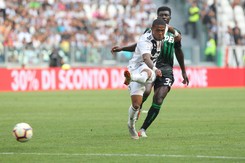 Skandaliczne zachowanie Douglasa Costy. Najpierw uderzył rywala łokciem, potem 'z byka', a na końcu go opluł