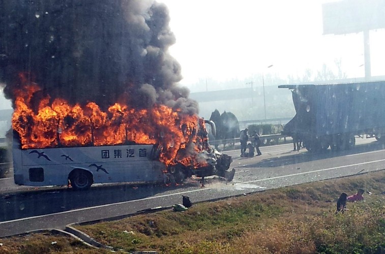 Tragiczne w skutkach zderzenie autokaru z ciężarówką w Chinach