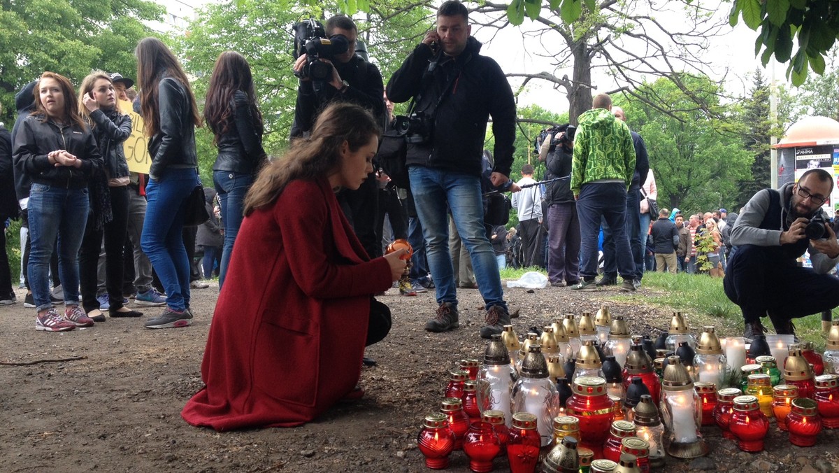 Rodzina zmarłego Igora S. za pośrednictwem Facebooka zaapelowała o nieprzychodzenie dzisiaj pod komisariat przy ul. Trzemeskiej we Wrocławiu. "Dzisiaj zbierają się tam głównie osoby, które szukają możliwości konfrontacji z policją" – napisali bliscy 25-latka. Przypomnijmy, wczoraj przed komendą doszło do zamieszek z udziałem chuliganów.