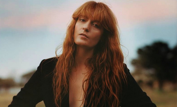 Florence Welch koncertuje ze złamaną stopą