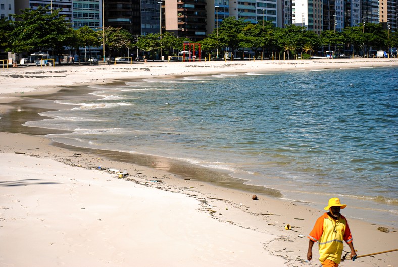 Pusta plaża w Rio de Janeiro 