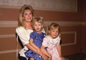 Paris Hilton sa majkom i sestrom