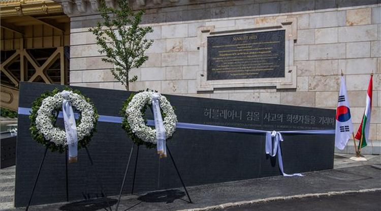 Felavatták a Hableány áldozatainak épült emlékművet 