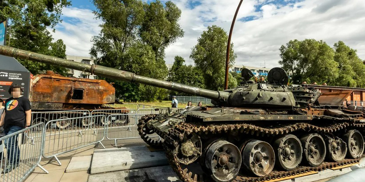 Zniszczony przez Ukrainę, rosyjski czołg prezentowany we Wrocławiu.