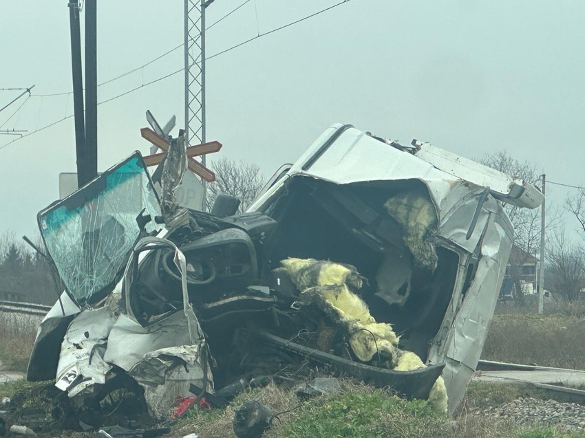 Kombi prepolovljen od siline udara