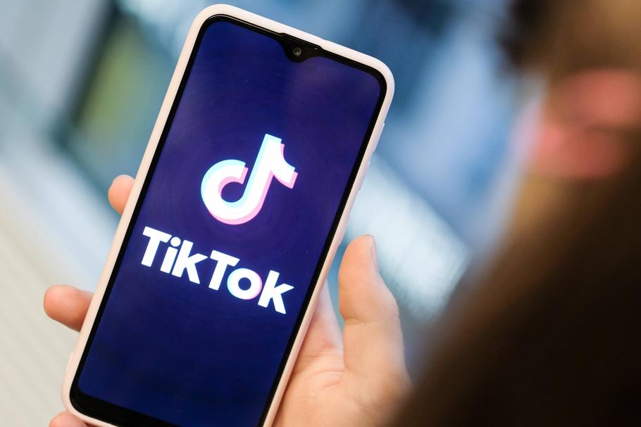 Aplikacja TikTok została pobrana już ponad 2 miliardy razy. O przejęcie amerykańskich aktywów firmy walczą Microsoft i Walmart, a także Oracle