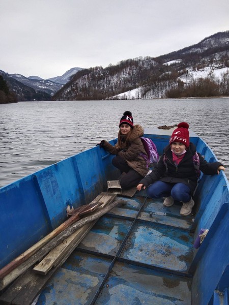 Marina svako jutro čamcem vodi devojčice u školu