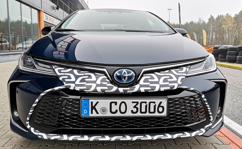 Toyota Corolla 2023 sedan 1.8 Hybrid