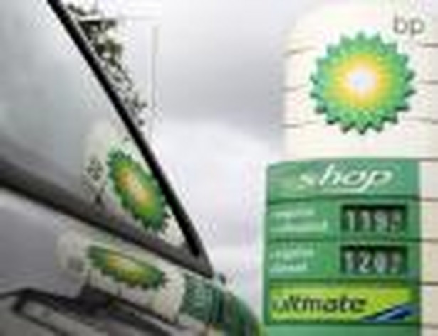 Koncern BP poinformował w poniedziałek, że w ciągu ubiegłych trzech dni wydał 300 mln dolarów na przeciwdziałanie wyciekowi ropy do Zatoki Meksykańskiej, co oznacza przekroczenie po raz pierwszy wskaźnika 100 mln dolarów dziennie i wzrost kosztów całego przedsięwzięcia do 2,65 mld dolarów.