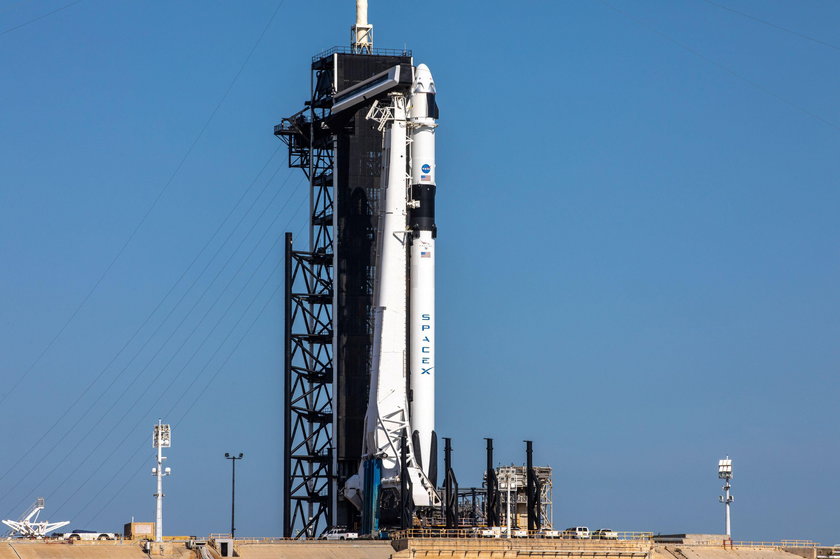 Rakieta SpaceX Falcon 9 z kapsułą Crew Dragon na szczycie czeka na start na Florydzie