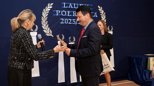 Joanna Nyczak nagradza Marka Marcinkowskiego, dyrektora SP 43 z ul. Grochowej. 